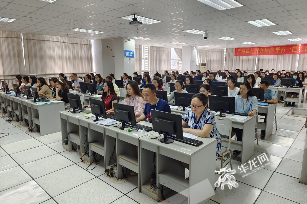重庆市2023年高考阅卷场老师们正在阅卷。华龙网-新重庆客户端记者 石涛 摄 916462829654401773