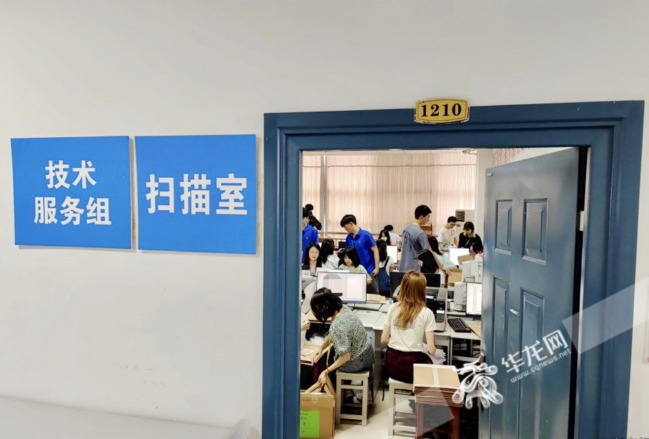 试卷会提前扫描到电脑上再分发阅卷。华龙网-新重庆客户端记者 石涛 摄 916462829654401779